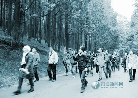某旅行团的游客在前往含鄱口景点的路上