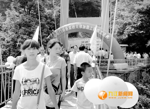 游客在庐山石门涧“彩虹桥”游览