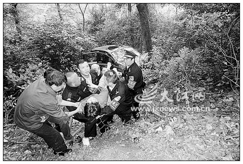 庐山南山公路一轿车跌入山崖 警民接力施救