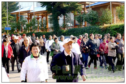 重阳前夕庐山举行千名老人健步行