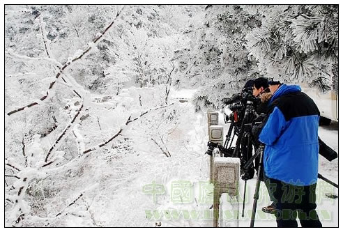 摄影爱好者在江西庐山锦绣谷景区拍摄雪景