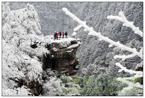 游客在江西庐山锦绣谷景区观赏雪景