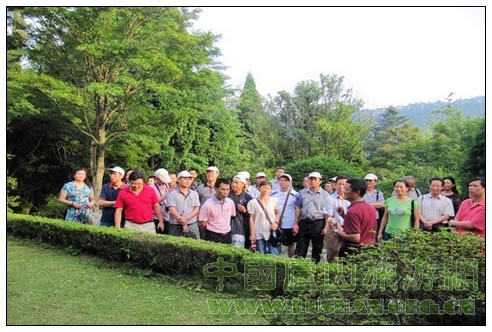 与会代表参观考察庐山植物园
