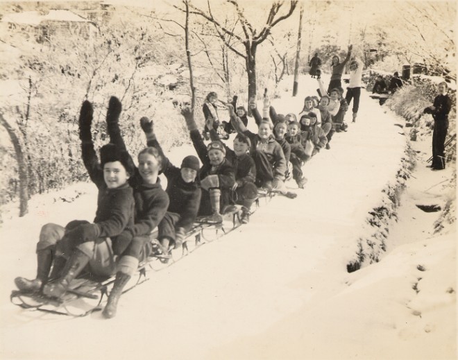 上个世纪四十年代,在庐山掷笔峰外国孩子们滑雪