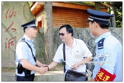 民警帮旅客找回遗失物品