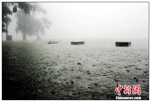庐山芦林湖水位上涨,已成一片汪洋。韩万新摄