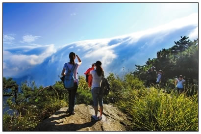 庐山出现瀑布云景观