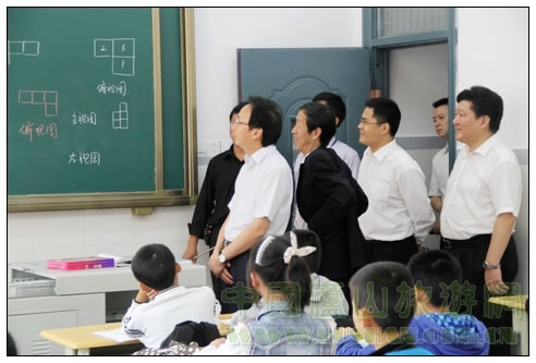 教师节庐山管理局领导走访慰问庐山教师