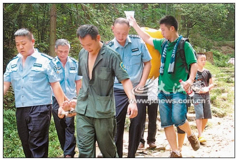 警民齐心协力,将中暑的游客安全平稳送到山下。李荔摄