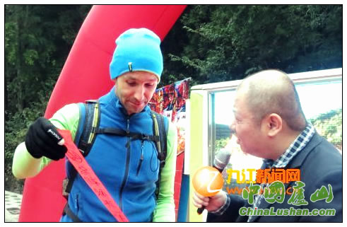 九江庐山:圣山祈福游客来 老外参与把迷猜