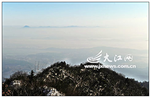 雪后庐山出现海市蜃楼景观