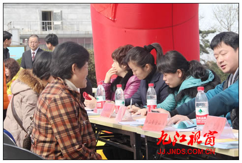 庐山举办“2013年春风行动暨就业援助招聘会”
