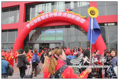 庐山如意朝圣祈福游 首日迎来两千游客
