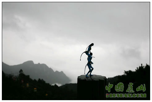 “阿凡达”现身江西庐山 赞美祖国大好河山