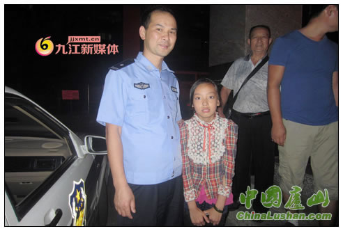 广西学生拾金不昧 庐山民警归还失主
