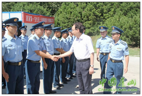 庐山管理局领导分头走访慰问驻山部队