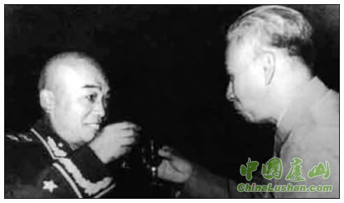 1955年9月27日,刘少奇向彭德怀敬酒祝贺。