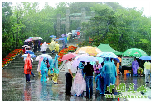 雨中游庐山 蔡少敏摄