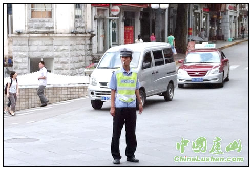 庐山交警全力打造良好的旅游交通环境