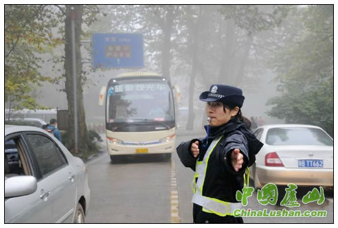庐山民警全天候不间断执勤巡逻指挥交通