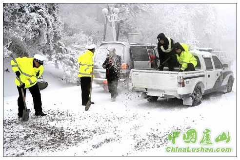 庐山降雪 交警全员上路保通畅