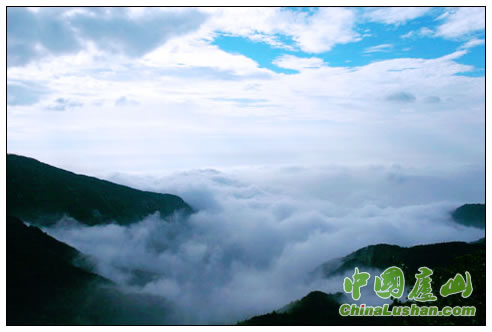 庐山降雨现云海奇观 云雾缭绕宛如仙境