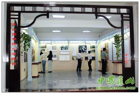 游客参观史料陈列展厅