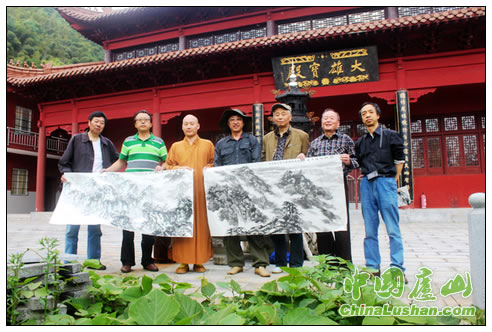 庐山统战部组织民主党派送文化到寺庙