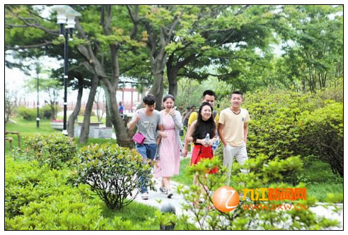 游客在庐山新扩建的街心花园游玩
