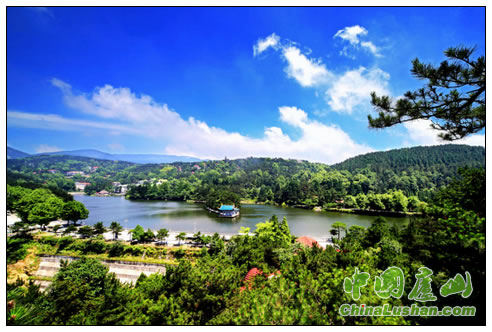 高山明湖 何立新摄