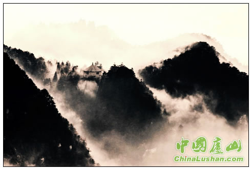 远望庐山圆佛殿云起 李军摄