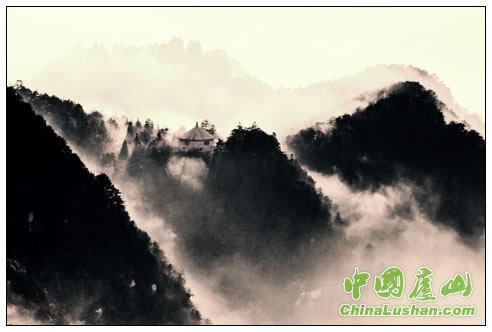远望庐山圆佛殿云起 李军摄