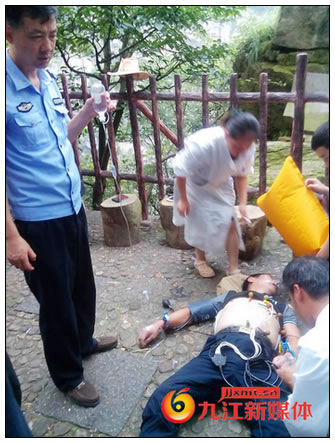 两游客游玩突发意外 庐山民警来救援