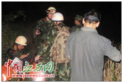 消防官兵上山救援