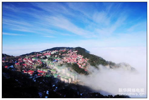 12月8日在江西庐山拍摄的云海中的牯岭山城。