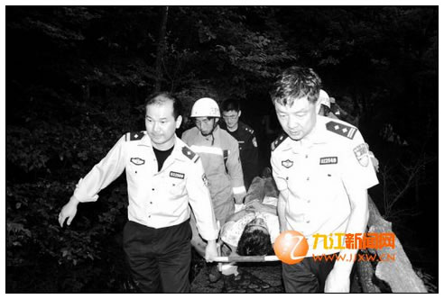 民警和消防一起将伤者抬下山
