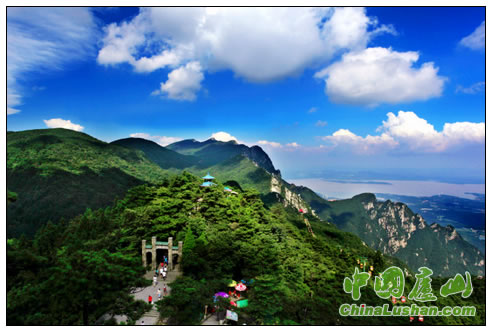 山在云里走 人在画中游 殷锡翔摄