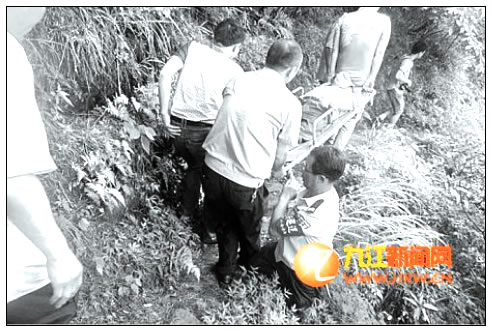 救援人员抬着担架在山路上行走