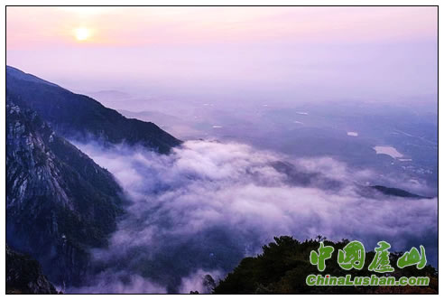 庐山小天池现瀑布云景观