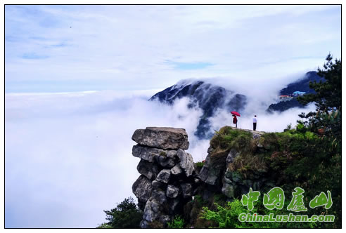 庐山现“瀑布云海”奇景 景色蔚为壮观