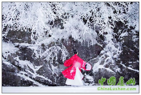 大雪纷飞里的庐山上演“中国风”