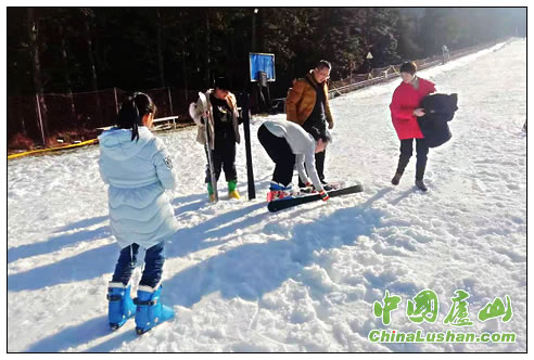 庐山滑雪场喜迎今冬第一滑