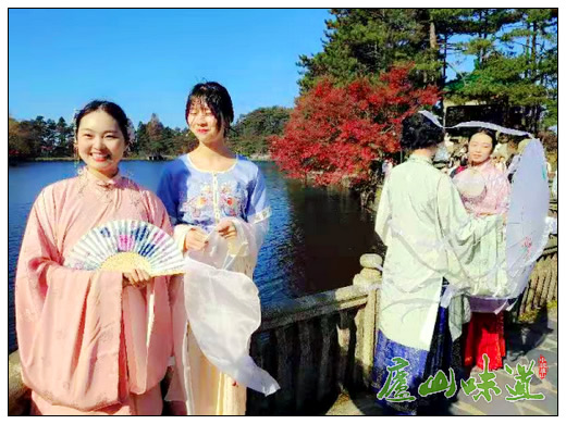 庐山景区:庐山花径公园游客古装别样醉秋