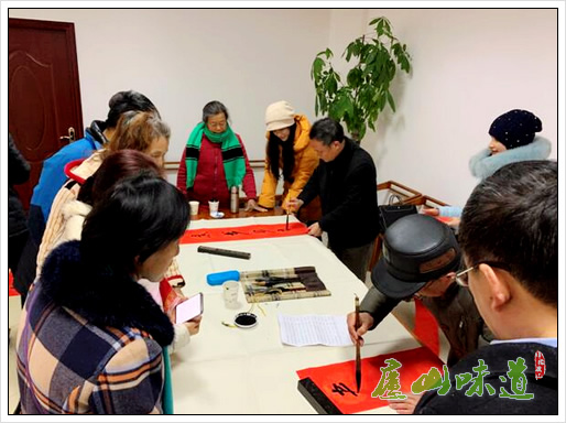 庐山文化馆开展“我们的中国梦 文化进万家”写春联送祝福活动