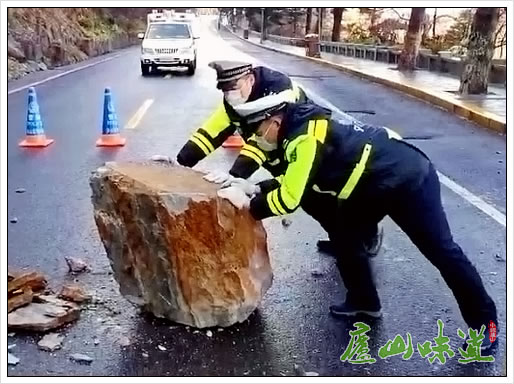 庐山交警化身清障工保障道路畅通