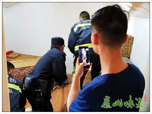 庐山味道:毒蛇窜入庐山居民家中 庐山民警化身捕蛇达人将其制服