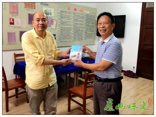 庐山天下悠:书籍爱好者连续15年捐书庐山图书馆