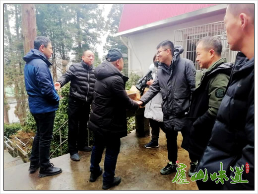 庐山景区:庐山环卫“高山蓝”接受热心观众爱心捐赠