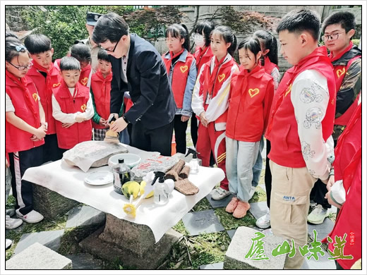 庐山景区:庐山博物馆开展感悟传统文化体验“拓片的趣味”活动