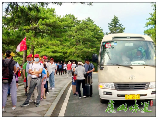 庐山天下悠:庐山旅游观光车紧抓服务和管理让游客满意在庐山